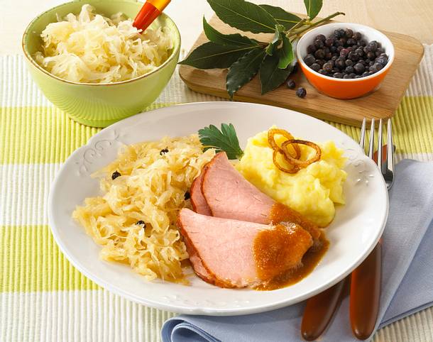 Kasseler mit Sauerkraut und Kartoffelpüree Rezept | LECKER