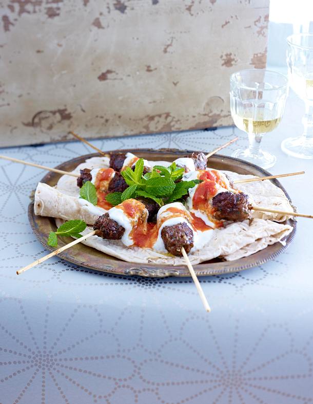 Kebab mit Joghurt und Tomatensoße Rezept | LECKER