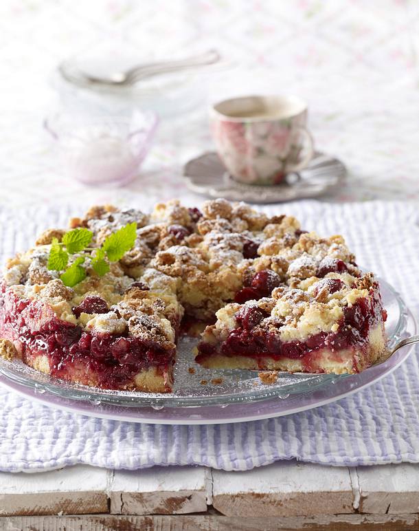 Kirsch-Streusel-Kuchen mit Amarettini Rezept | LECKER