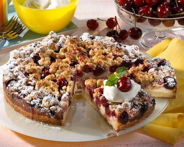 Kirschkuchen mit Vanille-Streuseln Rezept | LECKER