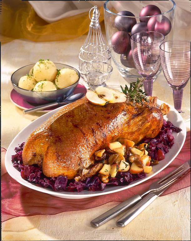 Klassische Martinsgans mit Rotkohl und Klößen Rezept | LECKER
