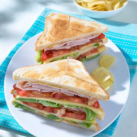 Klassisches Club-Sandwich mit Chips Rezept | LECKER