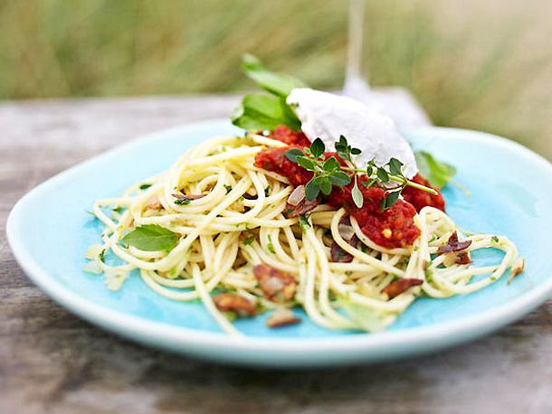 Knoblauchspaghetti mit Robiola und Basilikumtomaten Rezept | LECKER