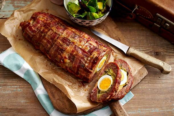 Knusprige Schinkenspeck-Hack-Rolle mit Salsicce und Eiern Rezept Knusprige Schinkenspeck-Hack-Rolle mit Salsicce und Eiern Rezept