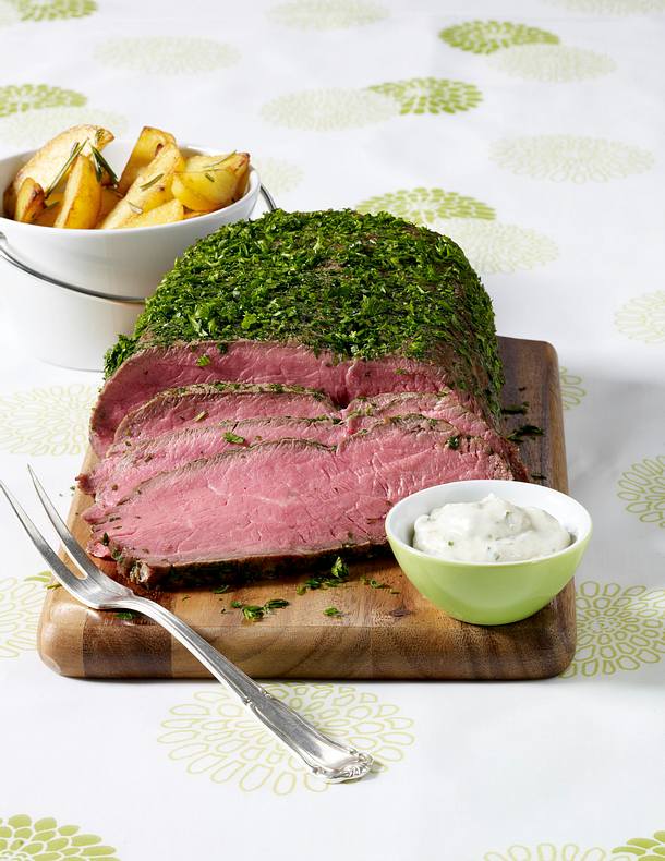 Kräuter-Roastbeef mit Rosmarinkartoffeln und Remoulade Rezept | LECKER