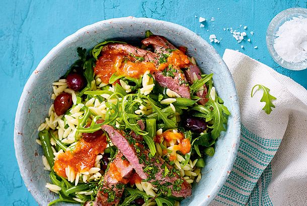 Kräuterlamm mit Pasta und Hot Harissasoße Rezept Kräuterlamm mit Pasta und Hot Harissasoße Rezept
