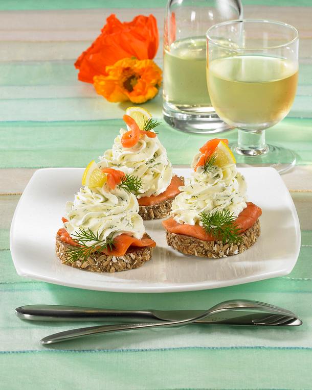 Lachs-Frischkäsecreme auf Schwarzbrot Rezept | LECKER