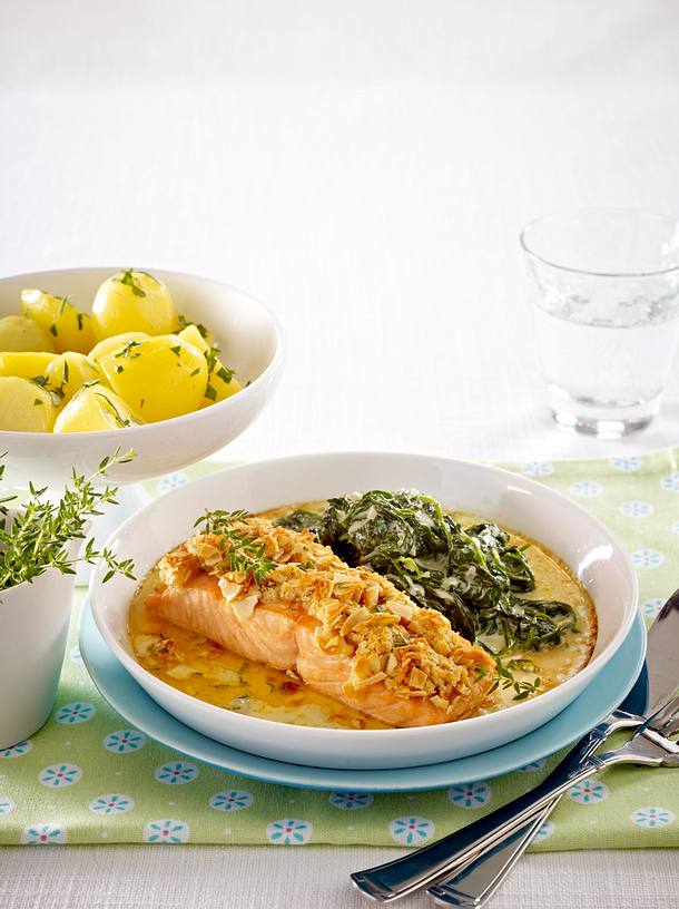 Lachs mit Mandelkruste und Spinat Rezept | LECKER