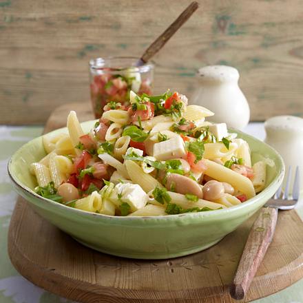 Lauwarmer Penne-Salat mit weißen Bohnen und Tomatensalsa Rezept Lauwarmer Penne-Salat mit weißen Bohnen und Tomatensalsa Rezept