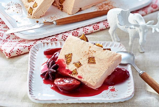Lebkuchenparfait mit Punschpflaumenkompott Rezept Lebkuchenparfait mit Punschpflaumenkompott Rezept