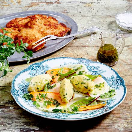 Mairübchen-Wildkräutersalat mit Nocken Rezept Mairübchen-Wildkräutersalat mit Nocken Rezept