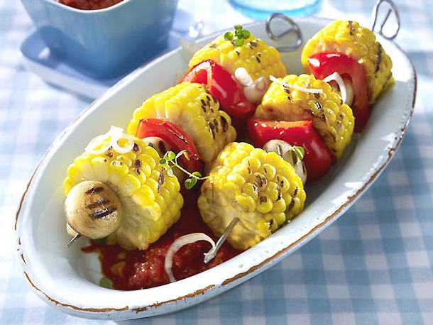Mais-Paprika-Spieße mit scharfer Tomatensoße Rezept | LECKER