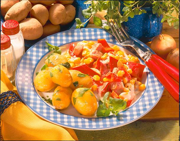 Majoran-Kartoffeln mit Paprikagemüse Rezept | LECKER