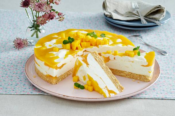 Marmorierte Mango-Joghurt-Torte Rezept | LECKER