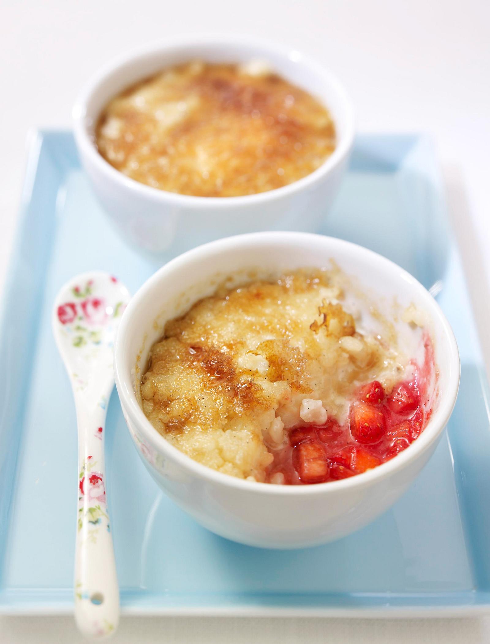 Milchreis brûlée auf frischen Erdbeeren Rezept LECKER