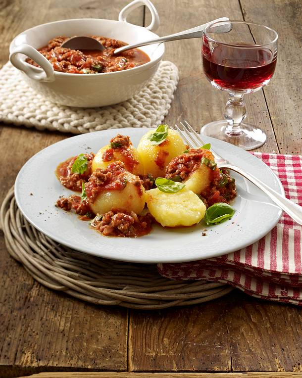 Mini-Knödel mit Blitz-Bolognese Rezept | LECKER