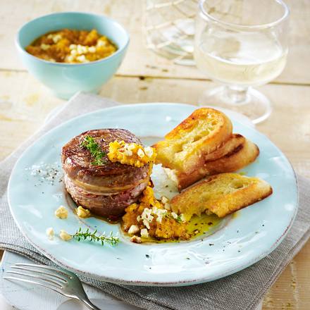 Möhren-Walnuss-Schafskäse-Pesto mit Rinderfilet Rezept Möhren-Walnuss-Schafskäse-Pesto mit Rinderfilet Rezept
