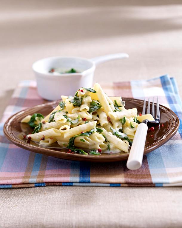 Nudeln in feiner Käse-Spinat-Soße Rezept | LECKER