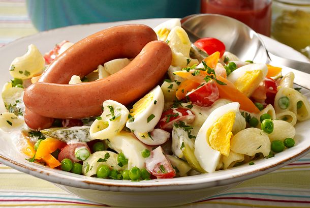 Nudelsalat mit Würstchen Rezept | LECKER