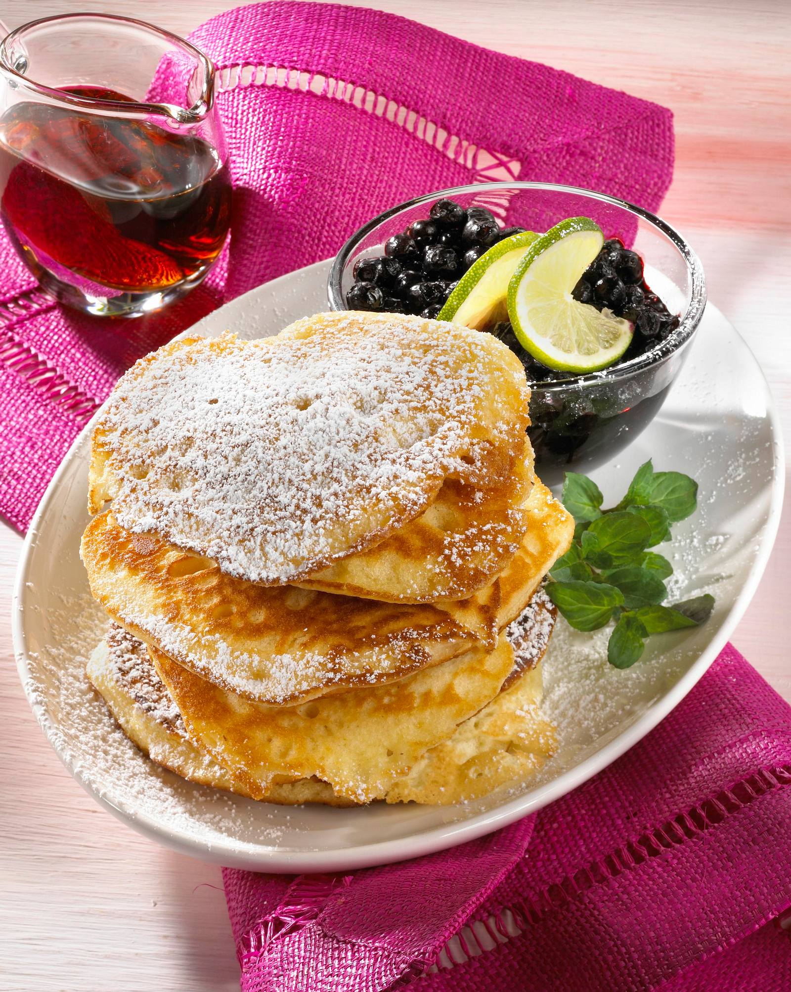 Pancakes Mit Ahornsirup Und Heidelbeeren Rezept Lecker