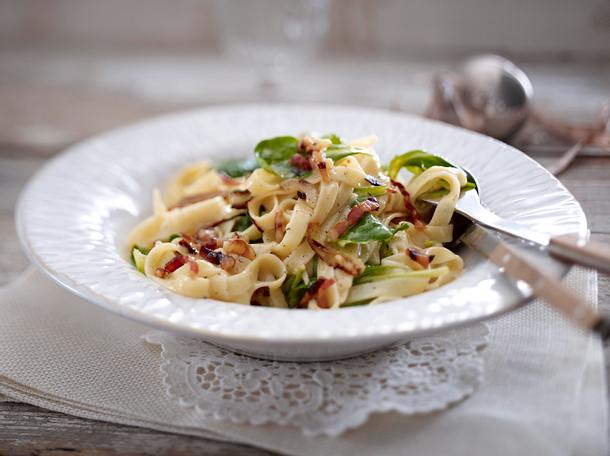 Pasta mit Vanille-Carbonara und Feldsalat Rezept Pasta mit Vanille-Carbonara und Feldsalat Rezept