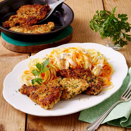 Petersilienschnitzel zu Blauschimmel-Käsesoße mit Möhren-Spaghetti Rezept Petersilienschnitzel zu Blauschimmel-Käsesoße mit Möhren-Spaghetti Rezept