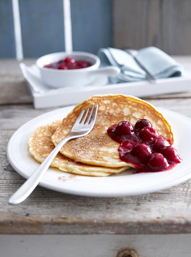 Pfannkuchen mit heißen Kirschen Rezept | LECKER