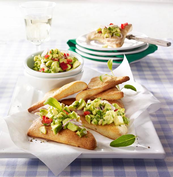 PizzaEcken mit AvocadoPaprikaSalat Rezept LECKER