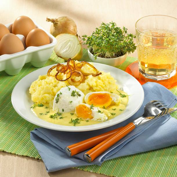 Pochierte Eier in Senfsoße mit Kartoffelbrei Rezept | LECKER