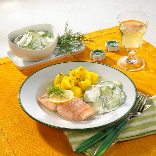 Pochierter Lachs mit Gurkensalat und Dill-Kartoffeln Rezept | LECKER