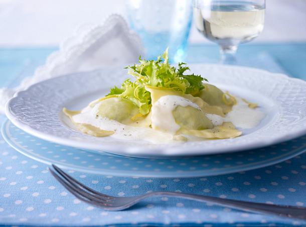 Ravioli gefüllt mit Ricotta-Bärlauch-Creme mit schaumiger Zitronen ...