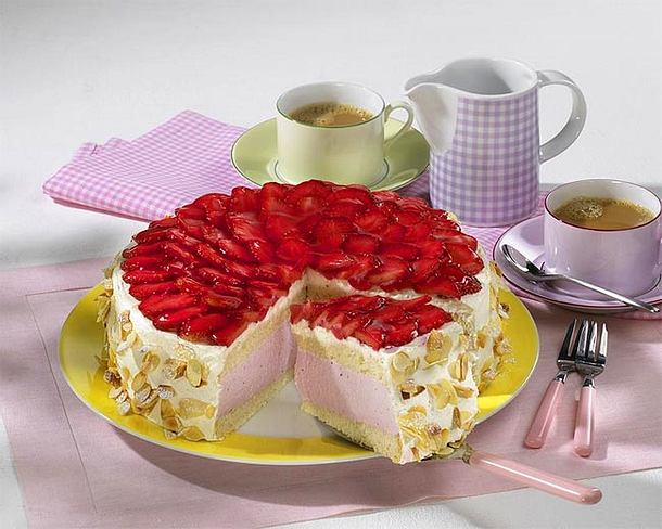 Ricotta-Erdbeermousse-Torte Rezept | LECKER
