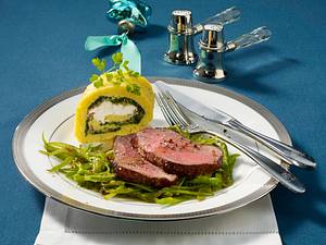 Zuckerschoten mit Rinderfilet auf Zuckerschoten mit Polenta-Roulade