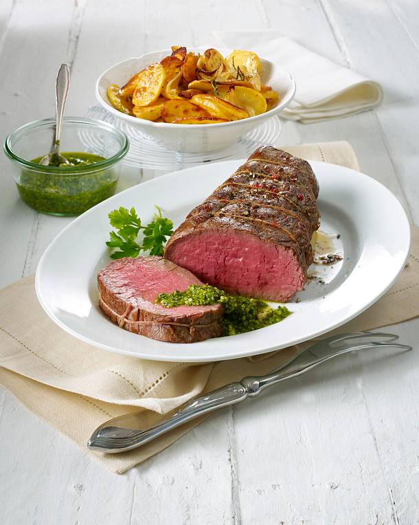 Rinderfiletbraten mit Salsa verde und Röstkartoffeln Rezept | LECKER