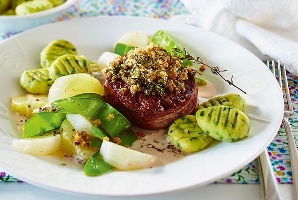 Rinderfiletsteak mit Pfefferkruste zu Bärlauchgnocchi und feinem Gemüse Rezept Rinderfiletsteak mit Pfefferkruste zu Bärlauchgnocchi und feinem Gemüse Rezept