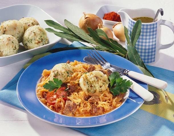 Röstzwiebel-Knödel zu Sauerkraut-Hack-Gulasch Rezept | LECKER