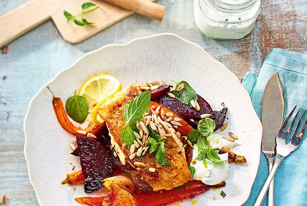 Rotbarschfilet auf Ofengemüse mit Minzdip Rezept Rotbarschfilet auf Ofengemüse mit Minzdip Rezept