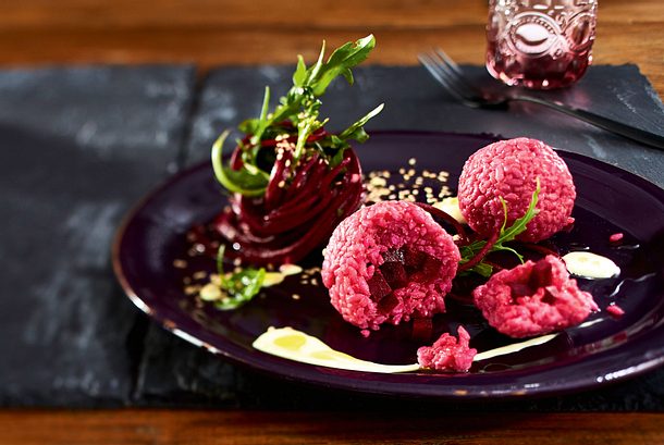 Rote-Bete-Balls mit Rucola und Wasabimayonnaise Rezept Rote-Bete-Balls mit Rucola und Wasabimayonnaise Rezept
