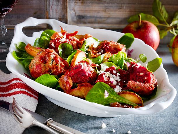 Rote-Bete-Knödel auf Apfelfeldsalat Rezept-F8652403 Rote-Bete-Knödel auf Apfelfeldsalat Rezept-F8652403