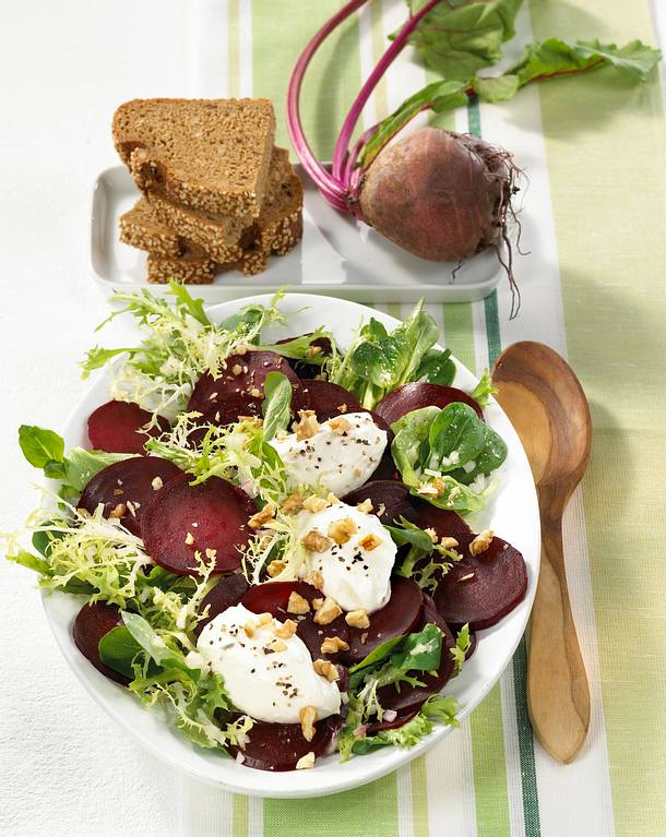 Rote Bete-Salat mit Meerrettich-Nocken und Walnüssen Rezept | LECKER