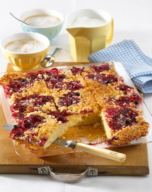 Rote-Grütze-Kuchen mit Mandelkruste Rezept | LECKER