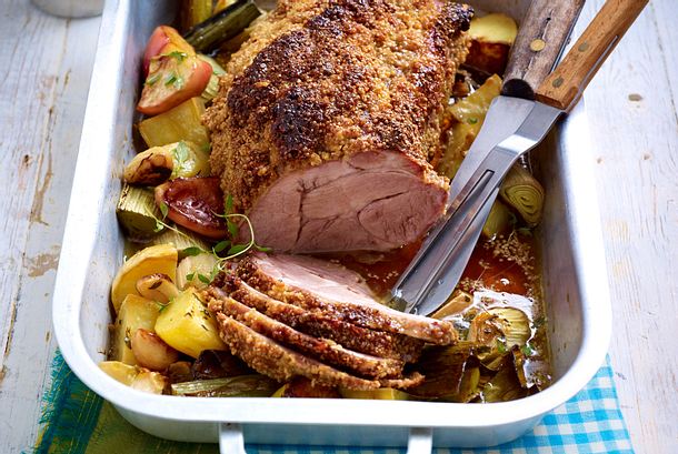 Saftiger Senfbraten mit Porree und Äpfeln Rezept Saftiger Senfbraten mit Porree und Äpfeln Rezept
