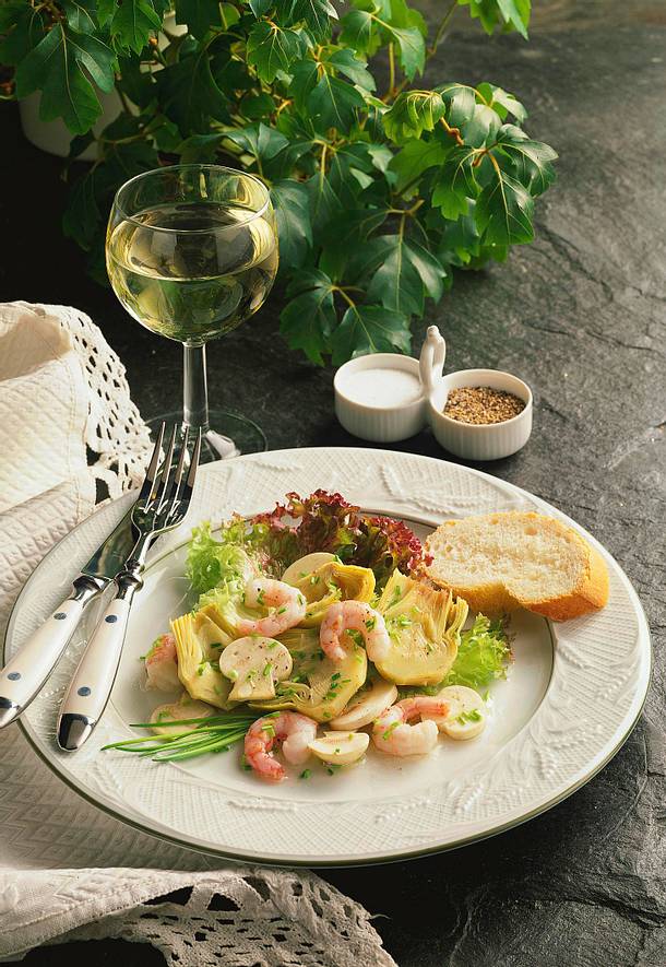 Salat von Artischockenherzen mit Champignons und Krabben Rezept | LECKER