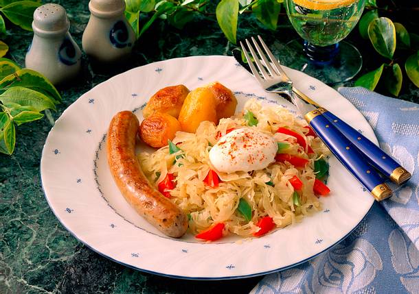 Sauerkraut mit Bratwurst und Kartoffeln Rezept | LECKER