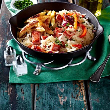 Sauerkrautpfanne mit Kasseler, Paprika und Schupfnudeln Rezept Sauerkrautpfanne mit Kasseler, Paprika und Schupfnudeln Rezept