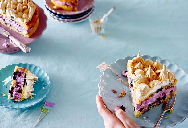 Schneemousse-Zipfeltorte mit Heidelbeersahne Rezept Schneemousse-Zipfeltorte mit Heidelbeersahne Rezept
