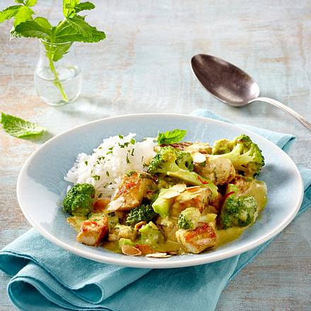 Schnelles Putencurry mit Brokkoli, Chili, Minze und Mandelblättchen Rezept Schnelles Putencurry mit Brokkoli, Chili, Minze und Mandelblättchen Rezept