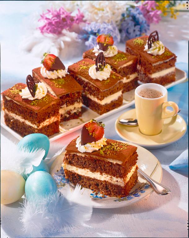 Schoko-Nuss-Schnitten mit Vanille-Sahne Rezept | LECKER