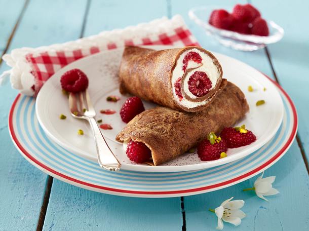 Schoko-Pfannkuchen mit Quark-Himbeerfüllung und Himbeerpüree Rezept ...