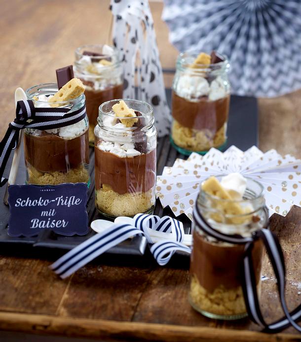 Schoko-Trifle mit Baiser Rezept | LECKER